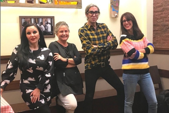Alaska y Mario Vaquerizo con las dueñas de Zara (Madrid)