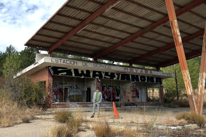 Nacho Canut en una estación de servicio