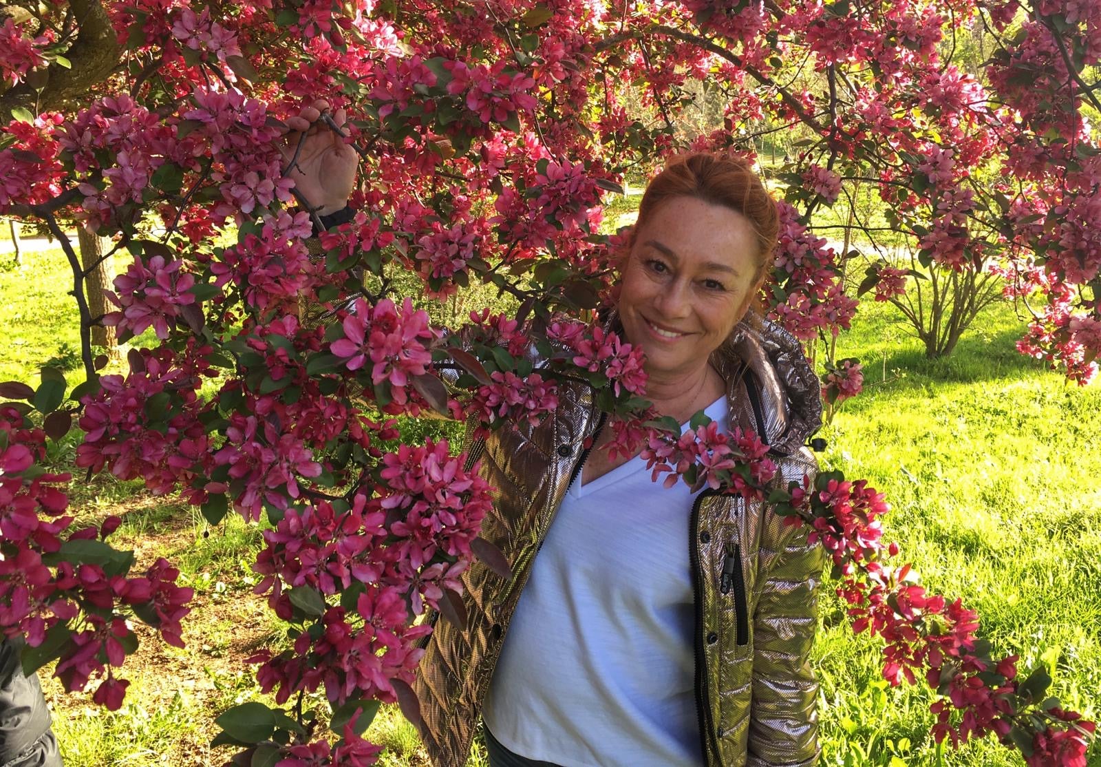 Gracia Querejeta entre flores en el parque del Príncipe, escenario de su última película.