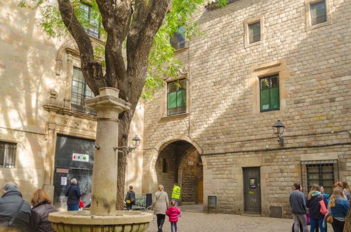 La plaza de San Felipe Neri, en Barcelona. Foto: Shutterstock.