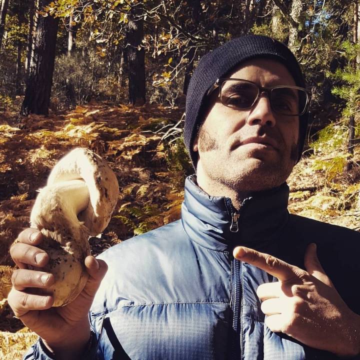 Depedro, tras un día de campo, junto a un ejemplar de boletus edulis. Foto: Facebook.