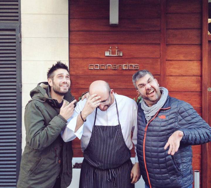 Dani Martínez con Florentino Fernández y el chef de 'Cocinandos',  Juanjo Pérez. Foto: Cedida por Dani Martínez