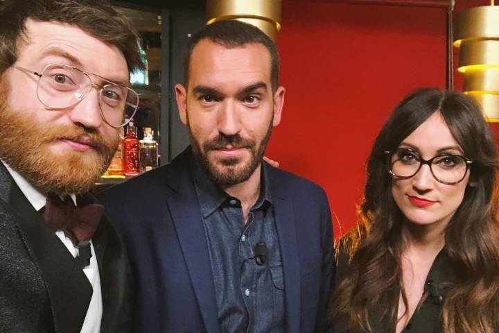 Posando junto a los cómicos Jorge Ponce y Ana Morgade. Foto: Instagram Manuel Burque.