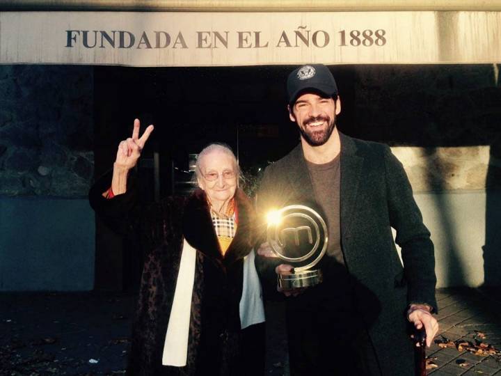 Miguel Ángel Muñoz junto a su 'Tata', frente a 'Casa Mingo', a disfrutar del "mejor pollo de Madrid". Foto: Miguel Ángel Muñoz.