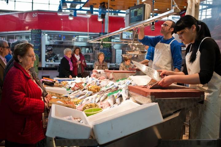 Clientes de toda la vida continúan acudiendo puntuales a este mercado que revive con fuerza.