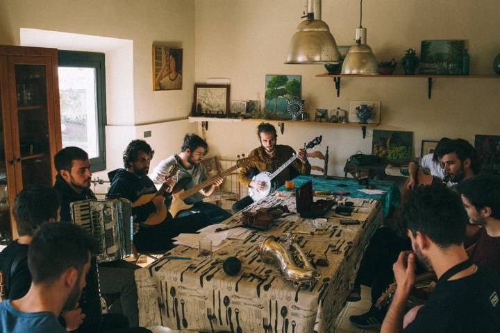 La banda durante los preparativos de la celebración de sus 5º aniversario en Cal Pau  (Barcelona). Foto: Facebook La M.O.D.A