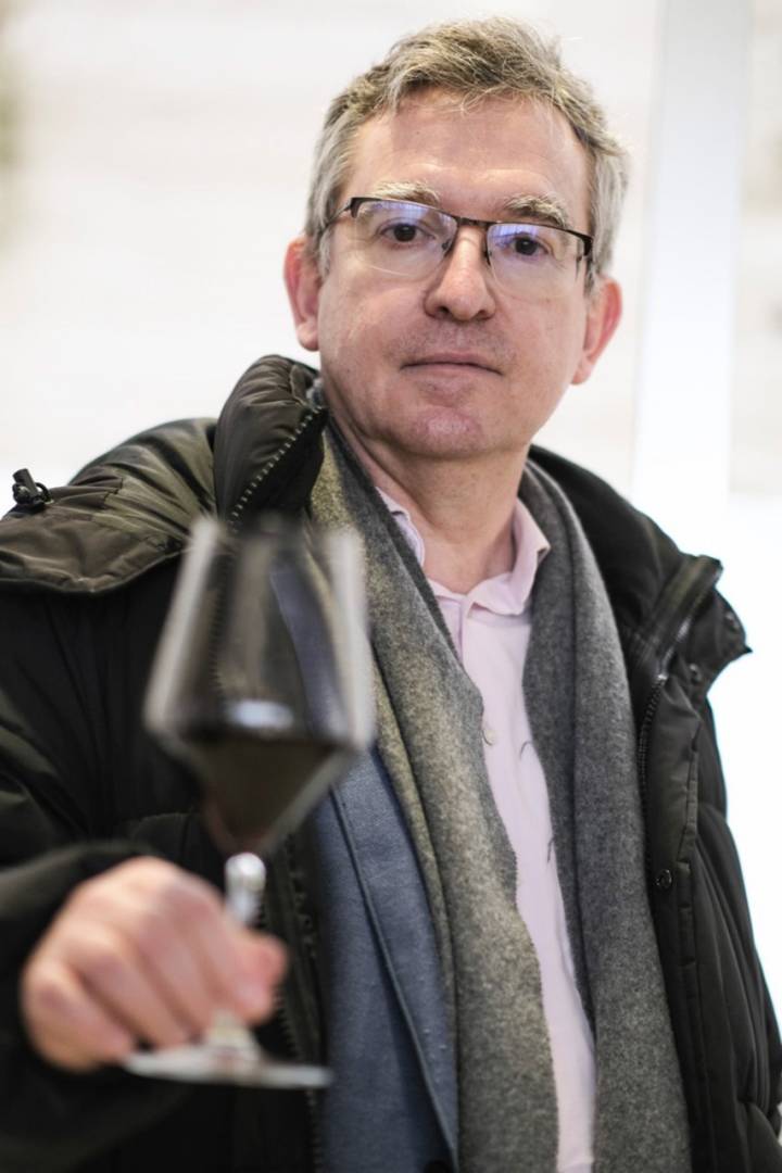 El escritor posa con una copa de vino durante la presentación de El Corazón del Imperio.