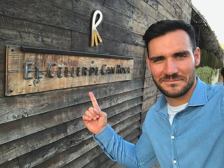 Saúl Craviotto con la entrada de 'El Celler de Can Roca'