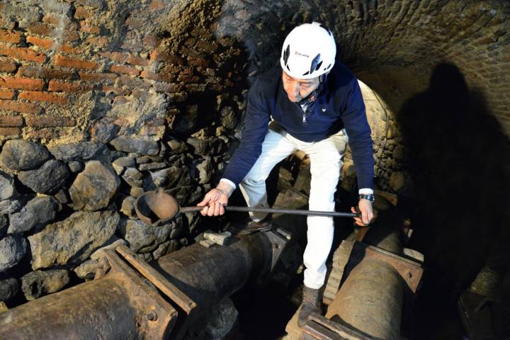 Luis Vallejo explica cómo se reparan las cañerías de las fuentes de los jardines.