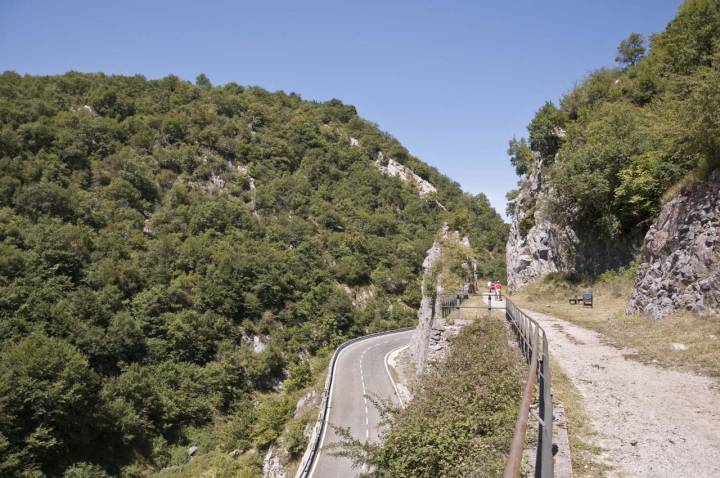 La vía verde de Plazaola tiene como escenario natural la Sierra de Aralar. Foto: Shutterstock.