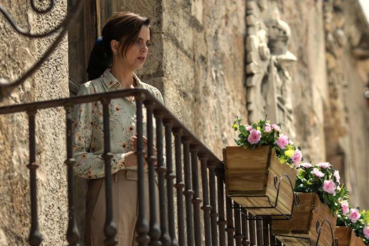 Macarena Gómez, asomada a uno de los balcones de Pedraza. Foto: Manolo Pavón.