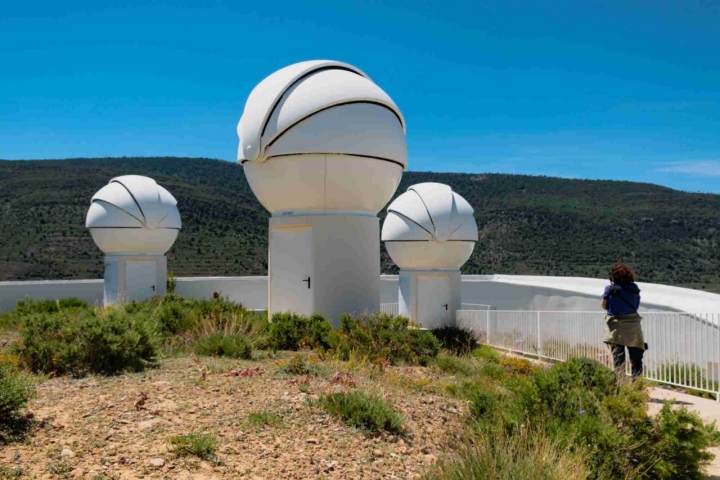 Cúpulas de los telescopios en la parte externa de Galáctica.