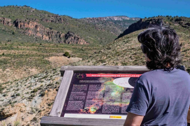 Panel donde se dice que los cielos de Javalambre son Territorio Starlight.