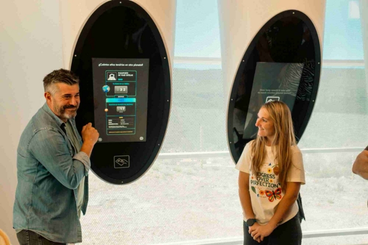El guía interactúa con los visitantes.