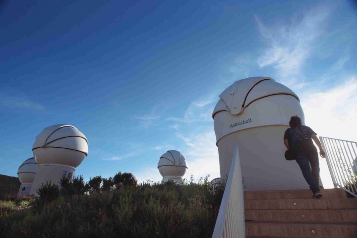 Atardecer sobre la cúpula de los telescopios.