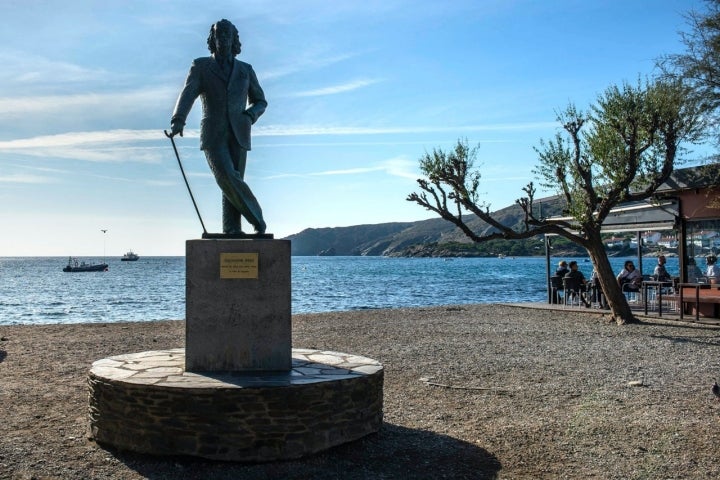 Escultura de Salvador Dalí en el paseo marítimo de Cadaqués (Girona)