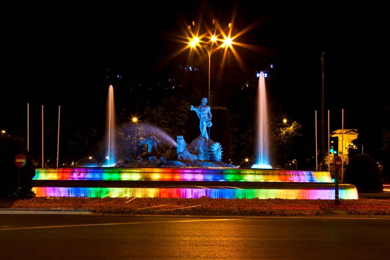 No solo Cibeles se ilumina multicolor con la llegada del mes de julio.