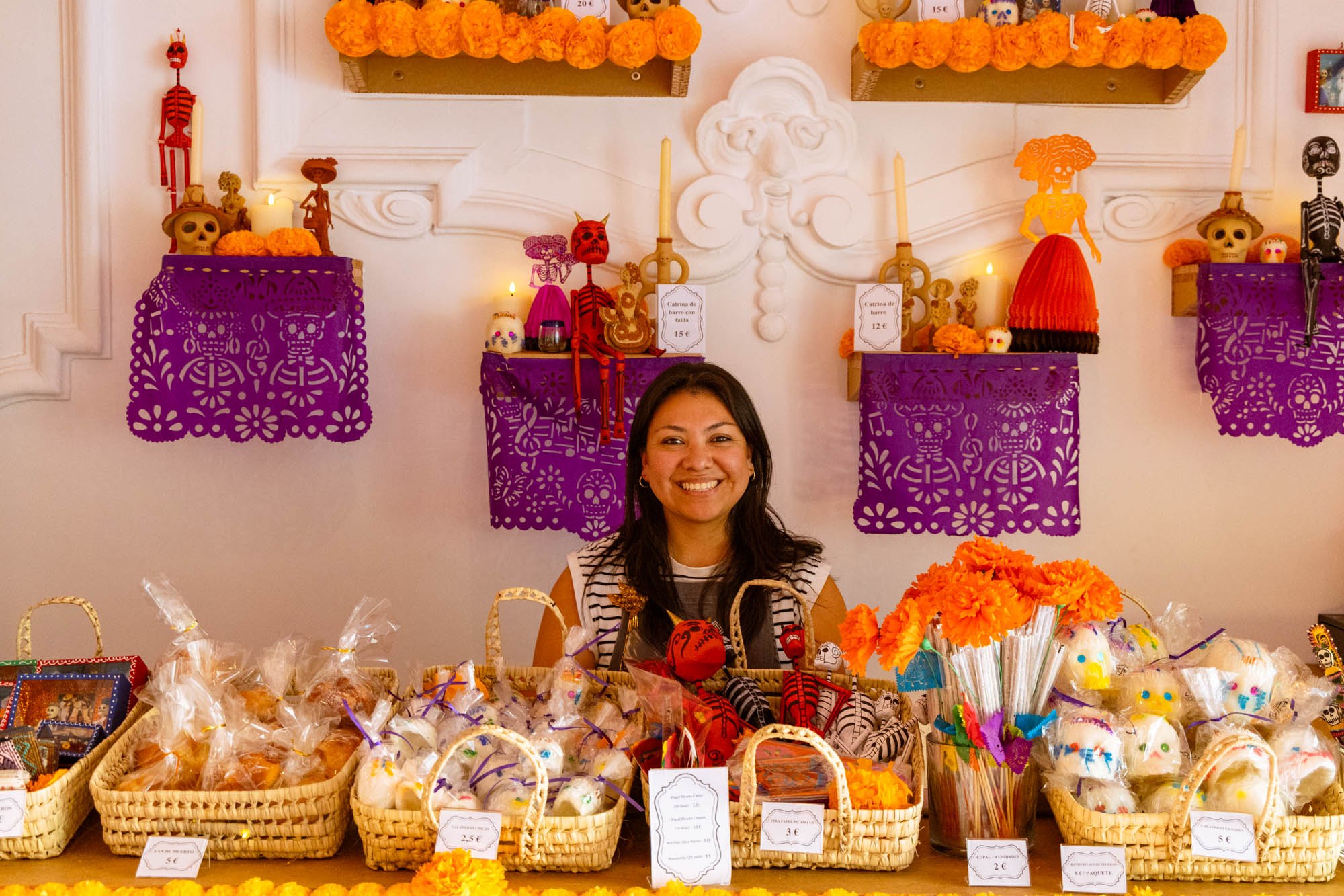 A la salida, la tienda vende recuerdos típicos mexicanos relacionados con el Día de Muertos.