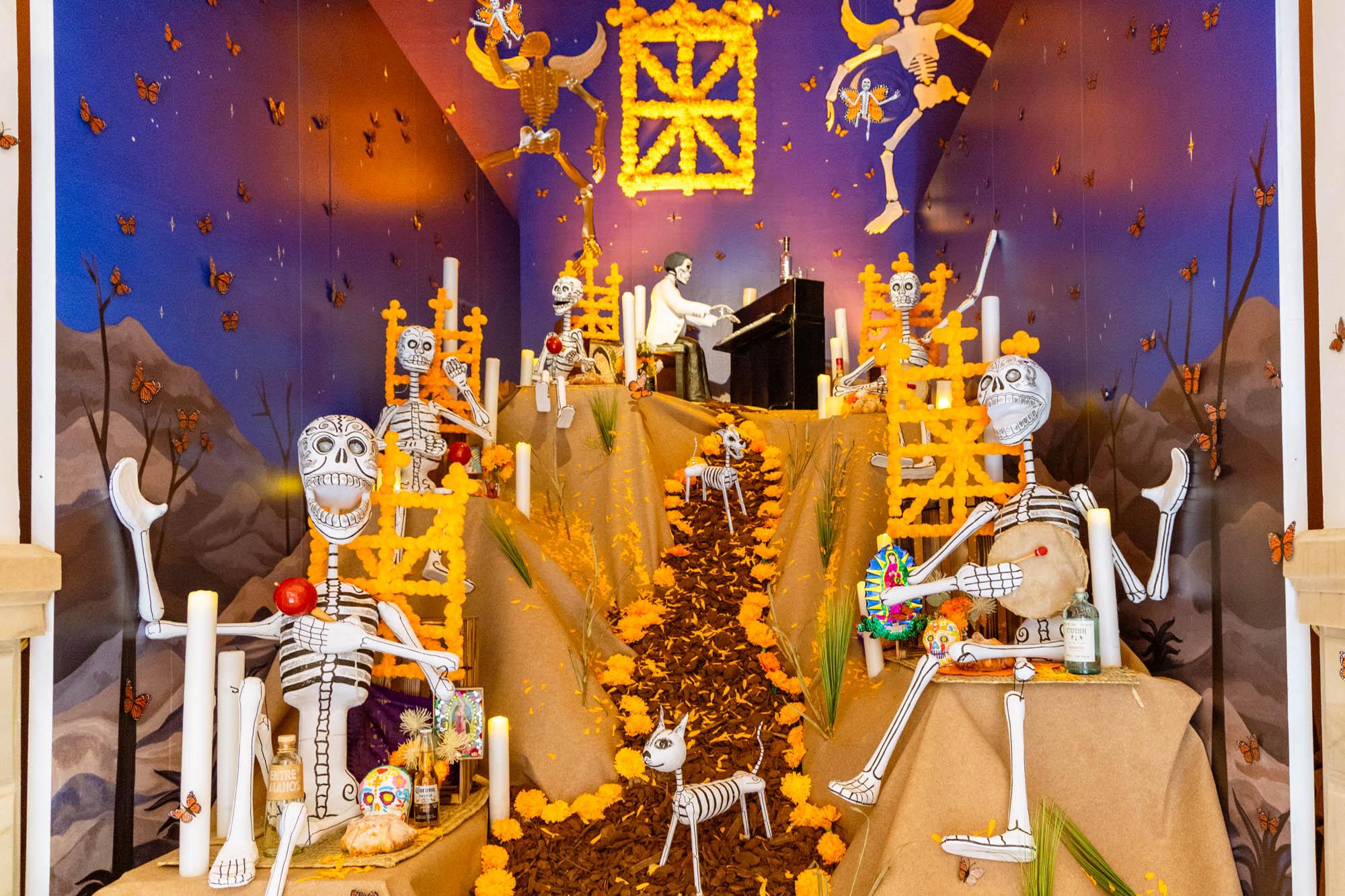 Altar de muertos dedicado a Agustín Lara, en la escalinata principal de la Casa de México. 