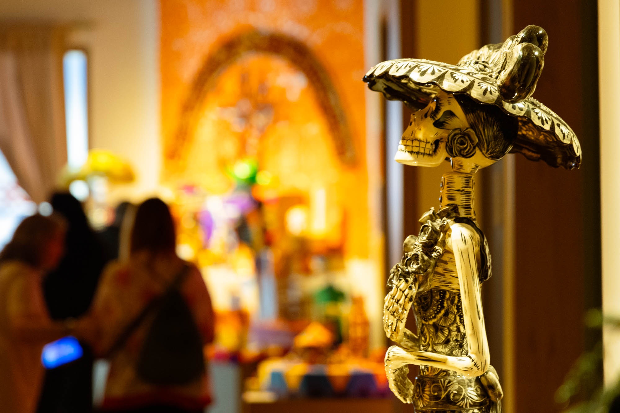 Piezas de la colección de maestros de arte popular relacionadas con la temática de muertos.