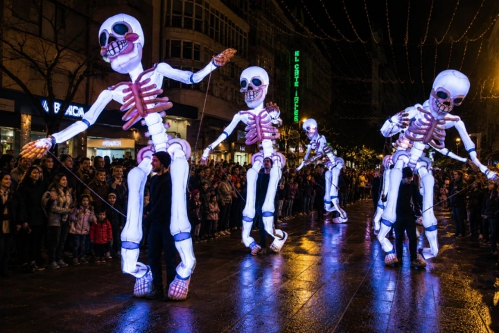 Ourense celebra la ‘Noite de Ánimas’ con un gran pasacalles dedicado al miedo. 