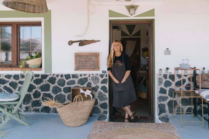 Teresa posa en la entrada de su taller.