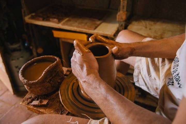 Las manos de Pau Valverde sobre el torno.