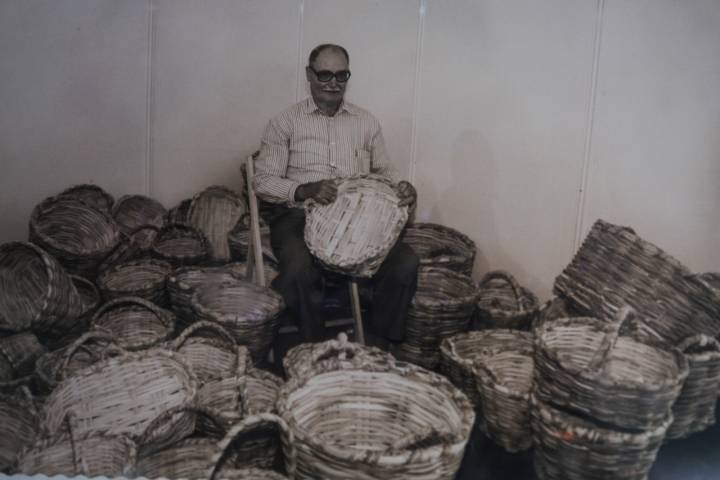 Eulogio aparece trabajando en una foto antigua.