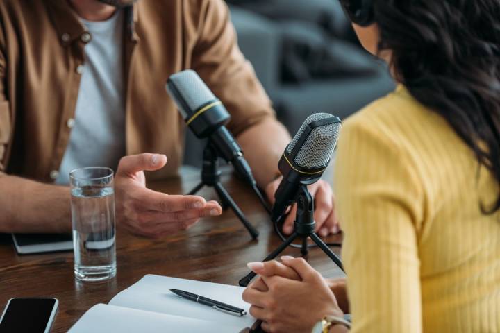 Gran parte de los podcast son de género conversacional. Foto: Shutterstock.