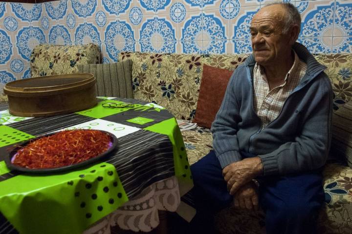 Julián, sesenta años dedicado al azafrán.