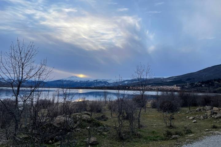 Esta es la vista de un buen tramo del Camino Natural del Valle.