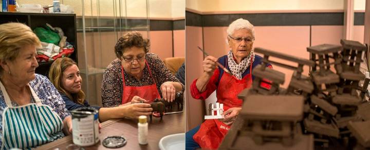 Isabel, Rocío y Eugenia pintan ovejas, mientras Consuelo se dedica a las mesas de las viviendas.