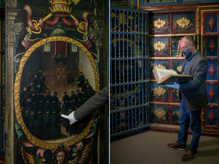 Eduardo se dispone a guardar los manuscritos en la sala acorazada. A la izq, detalle de una de las pinturas de Martín de Cervera inspiradas en la vida universitaria.