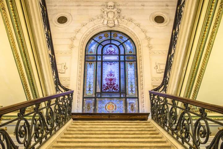 La gran escalera central en piedra de Angulema caracteriza esta 'biblioteca-joya'. Foto Jon Chica. Shutterstock.