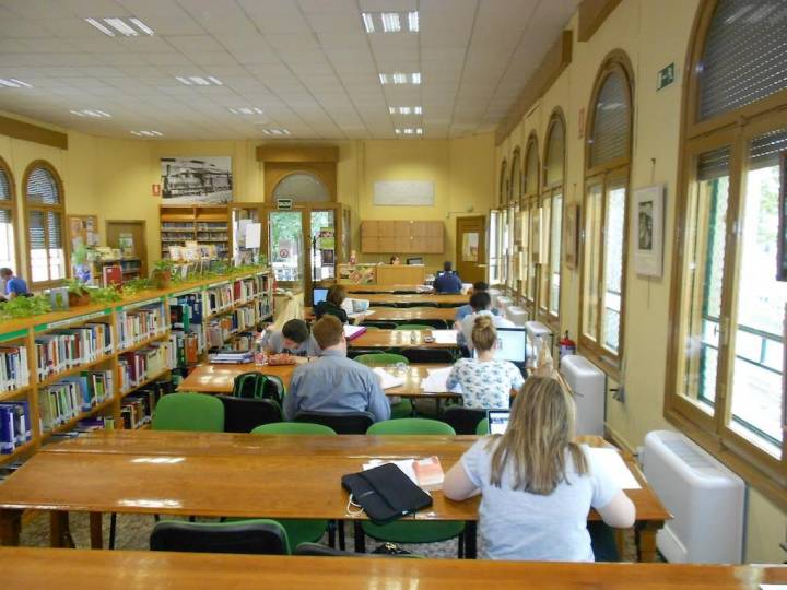 De salón de baile a biblioteca, tiene un importante apartado dedicado a Lorca. Foto: Biblioteca Pública Municipal Salón.