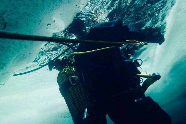 Se bucea bajo un techo de hielo, una experiencia única. Foto: José Polo.