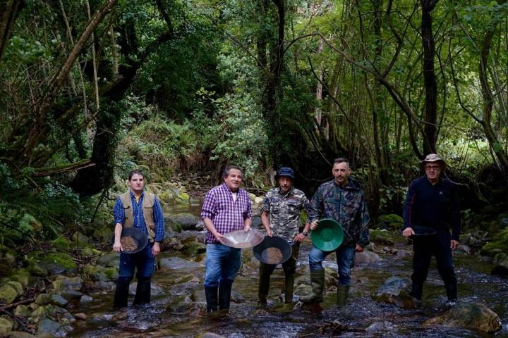 Miembros de la Asociación Buscadores de Oro Enrique Sanfiz.