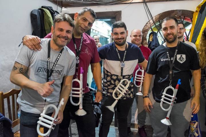 Tres veces por semana se reúne la murga Los Mamelucos para esa mezcla entre ensayo y entrenamiento.