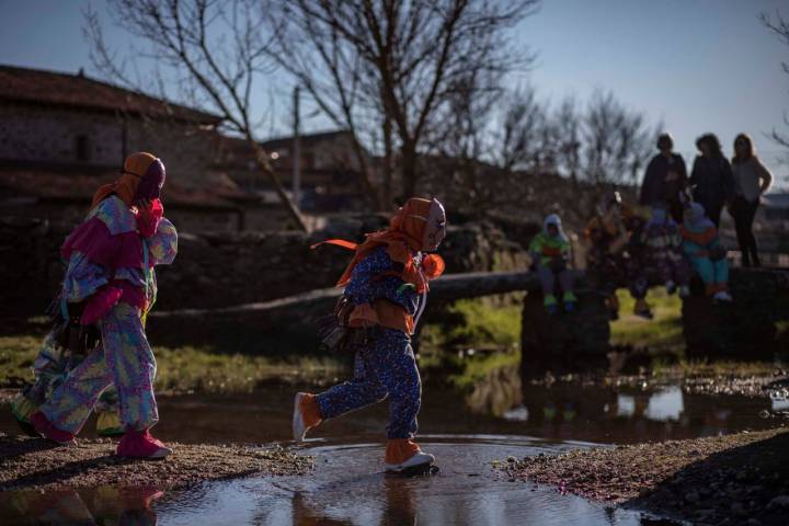 A lo largo de los tres días de festejos, los disfrazados caminan por las calles del pueblo sin horario o recorrido fijo.