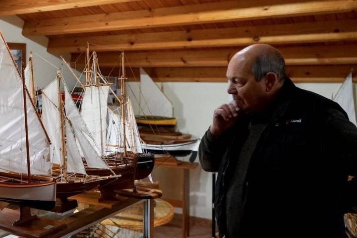 José Felix González (o Pepe), carpintero jubilado, mostrándonos su gran colección de maquetas.