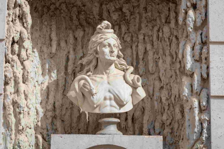 El rostro de la envidia, de estilo neoclásico, en el Patio de Honor.
