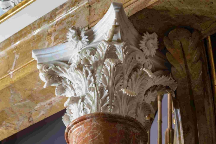 Detalle del capitel, con hojas de acanto, de la columna de la escalera.