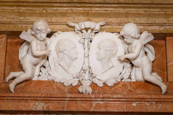 Carlos IV y María Luisa de Parma en la entrada a sus habitaciones.
