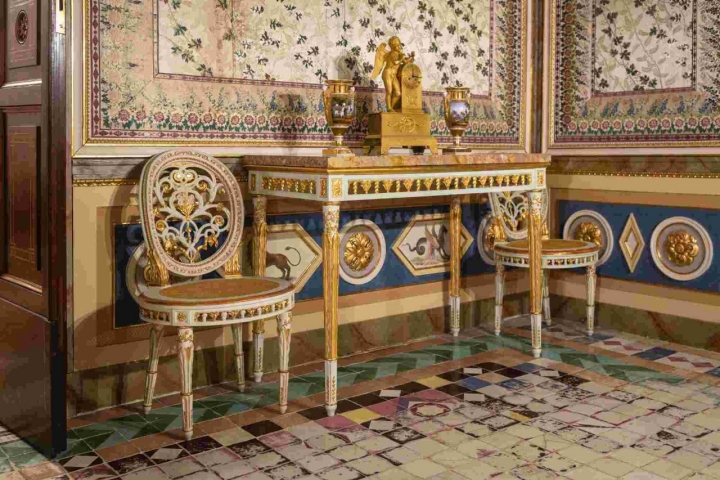 Muebles de Estilo Imperio y suelo de mosaico de la fábrica de El Retiro.