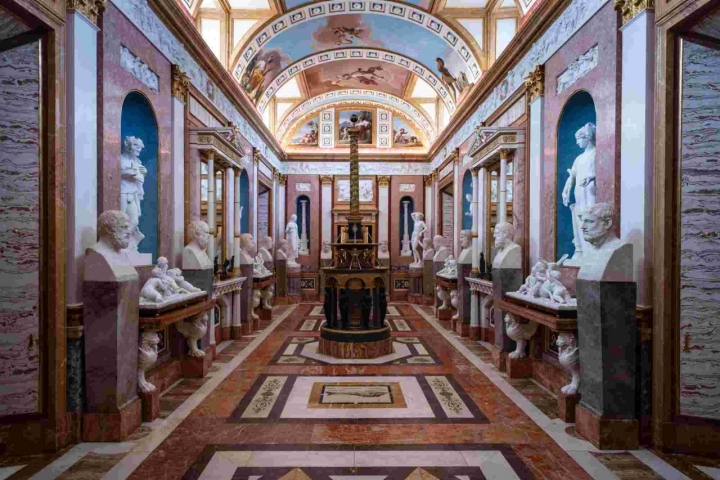 Galería de las estatuas del francés Dugourc y, en el centro, el reloj de Trajano.