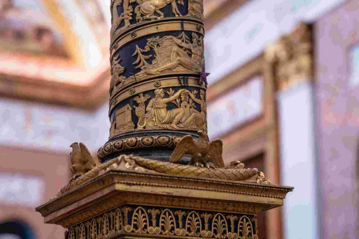 Detalle de la columna del reloj de Trajano.