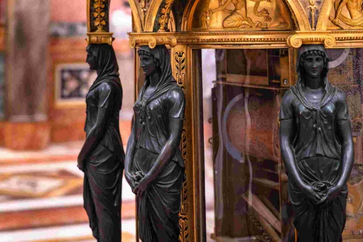 Cariátides del reloj de Trajano.