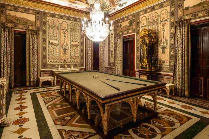 La Sala de Billar: sedas en las paredes, mármoles en el suelo y la mesa, para curiosear.