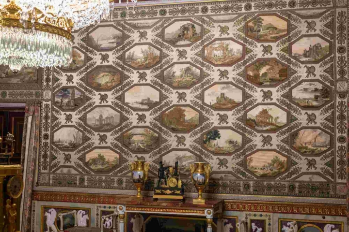 Las espléndidas sedas del salón del Rey o sala de Billar, con vistas de los Reales Sitios y de Madrid.
