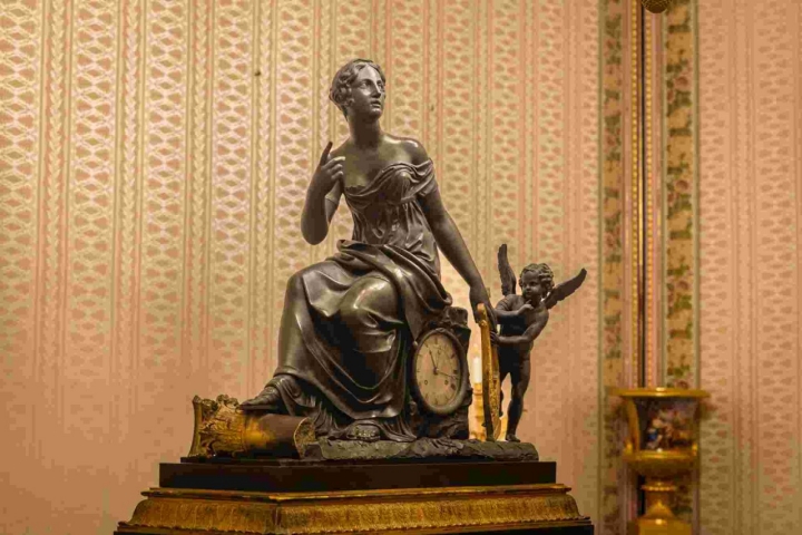 La sala de Corina, llamada así por el reloj de la poetisa Corina de Tanagra.